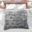 Édredon gris et fleurs blanches-126684876