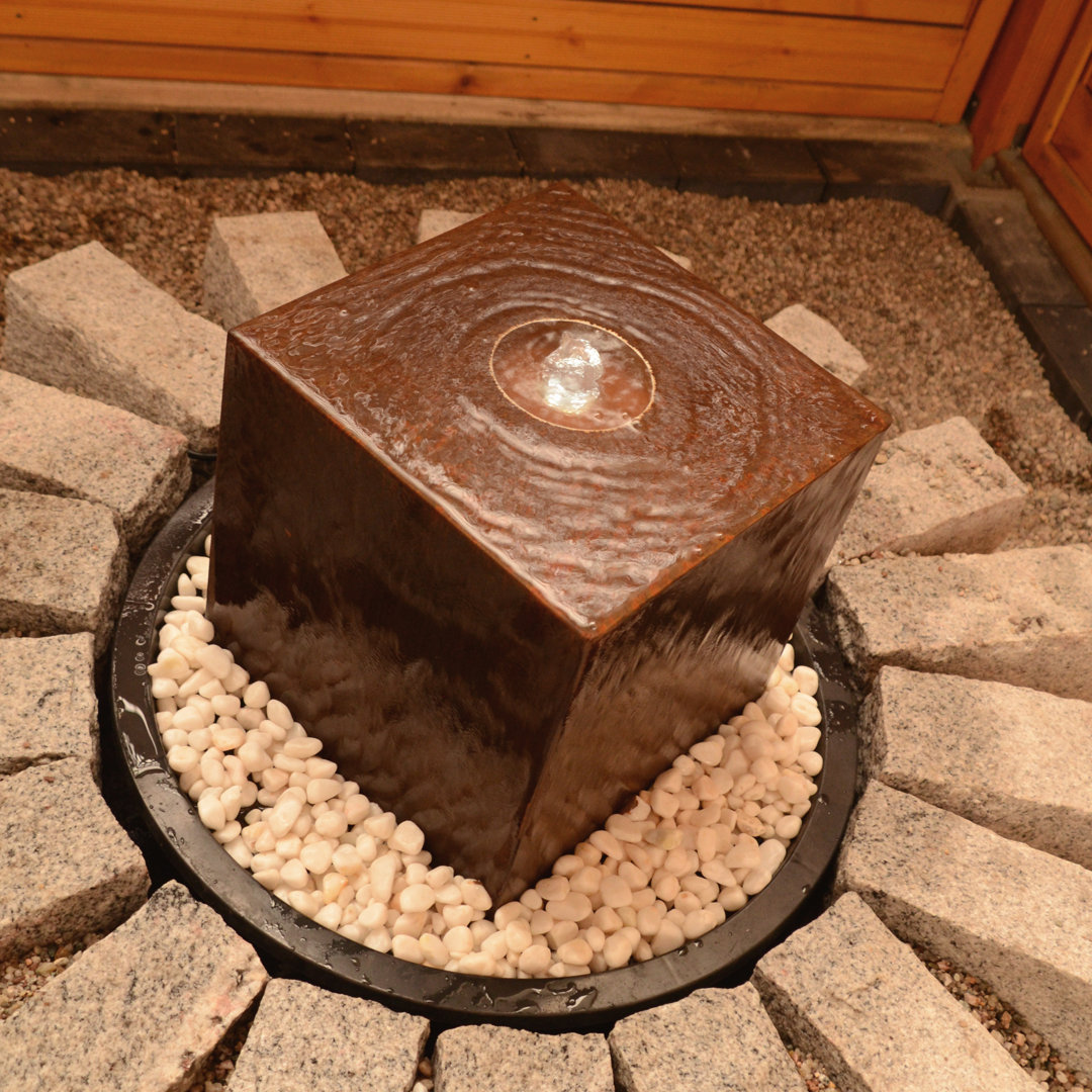 Brunnen Dongola aus Metall mit Licht