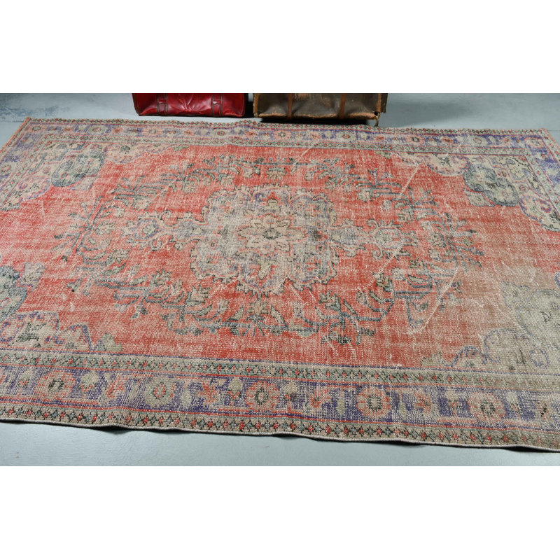 Tapis turc vintage fait à la main en rouge et bleu pour un décor bohémien avec un héritage anatolien