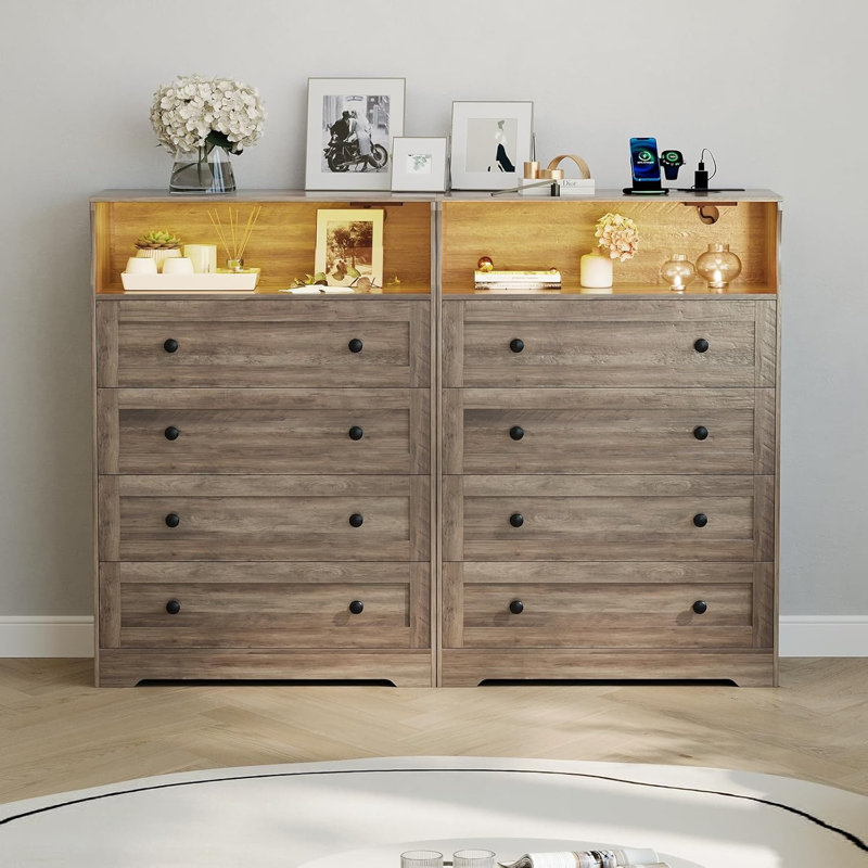 Commode 4 tiroirs à DEL avec station de charge, table de chevet moderne en bois avec 2 prises CA et 2 ports USB, grand rangement pour le salon de la chambre à coucher