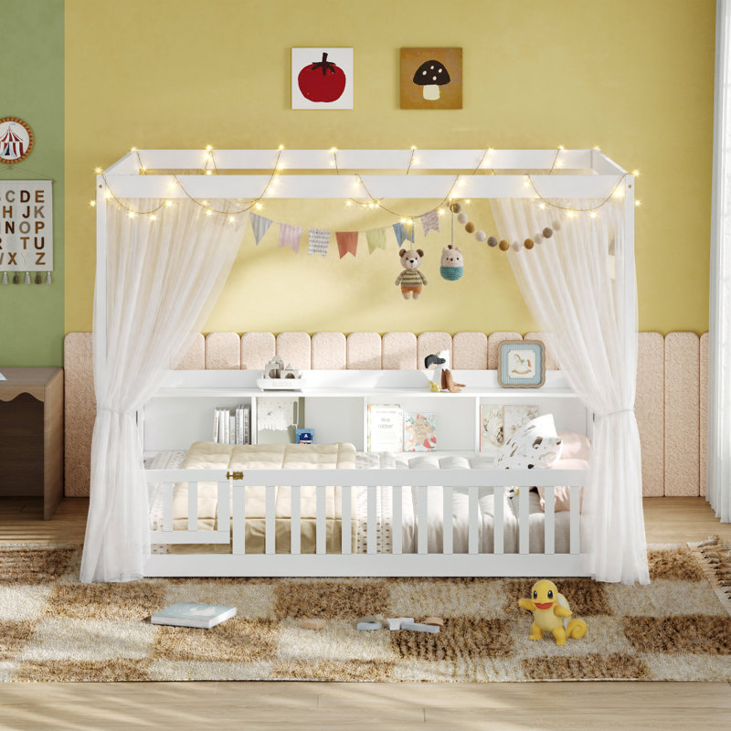 Lit Montessori au sol (taille standard), tête de lit avec compartiments de rangement ouverts, barrières de sécurité sur les 4 côtés avec porte d'accès, lit double pour dormir et jouer dans la chambre, blanc