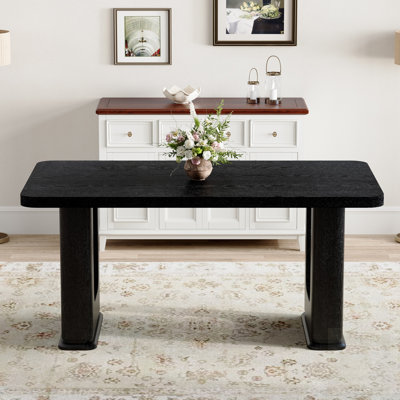 Élégante table de salle à manger en bois texturé, parfaite pour les maisons modernes, combinant simplicité et transparence avec un matériau en bois aggloméré et une texture réaliste