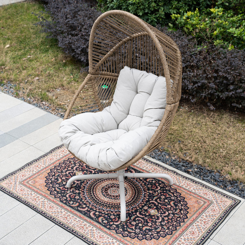 Fauteuil à œufs en osier avec support pivotant