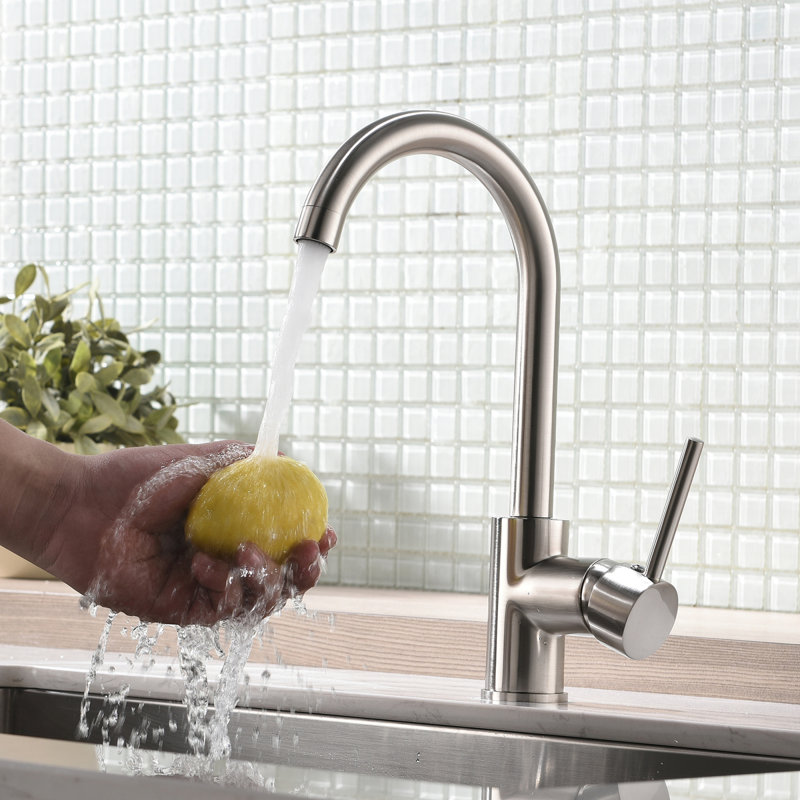 Robinet moderne en acier inoxydable Commercial Performance pour cuisine et bar