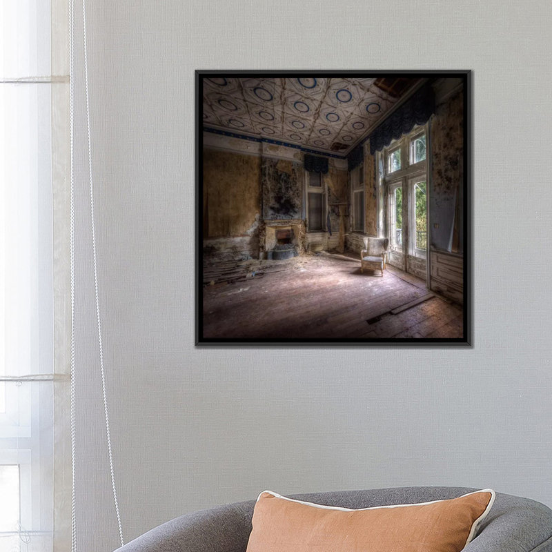 « hotel rouge i », reproduction de photo sur toile, H 18 po x l 18 po x P 1,5 po, Toile avec cadre noir, Pas de tapis