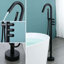 Robinet de baignoire autoportant à trois poignées et fixation au sol avec douche à main-66434670
