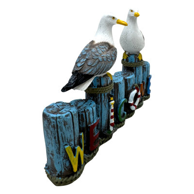 Figurine de goélands sur les poteaux