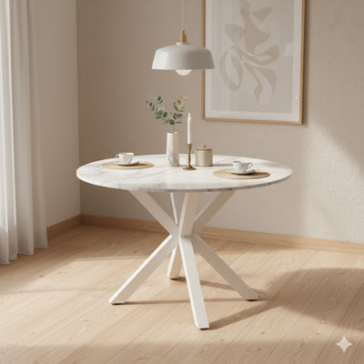 Table de salle à manger de style Mid-Century blanc de 42,1 pouces avec une base piédestal à pieds croisés et un plateau de table en panneau de fibres à densité moyenne de couleur marbre blanc. Peut accueillir 4 à 6 personnes. Peut également servir de table de bout ou de table basse de loisir.