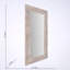 Miroir rectangulaire en bois massif sculpté à la main pour les grandes installations murales, rehaussant l'espace et la lumière avec une finition blanche patinée