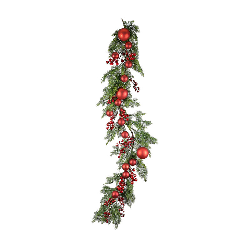  Guirlande en pin avec baies rouges et ornements, verdure de pin artificielle pour manteau de cheminée, escalier, porte et décoration de table des fêtes, 6 po de largeur et 62 po de longueur