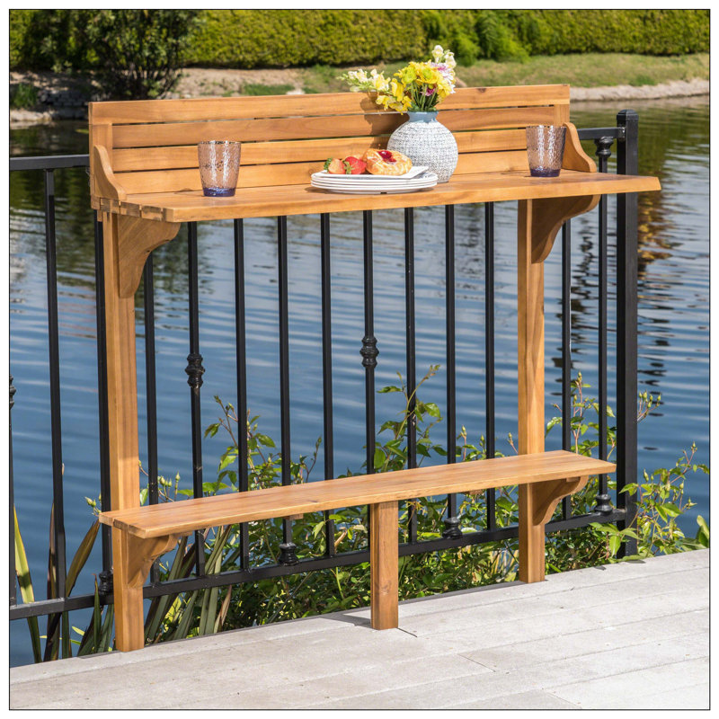 La table de bar en bois est une solution pratique pour un balcon