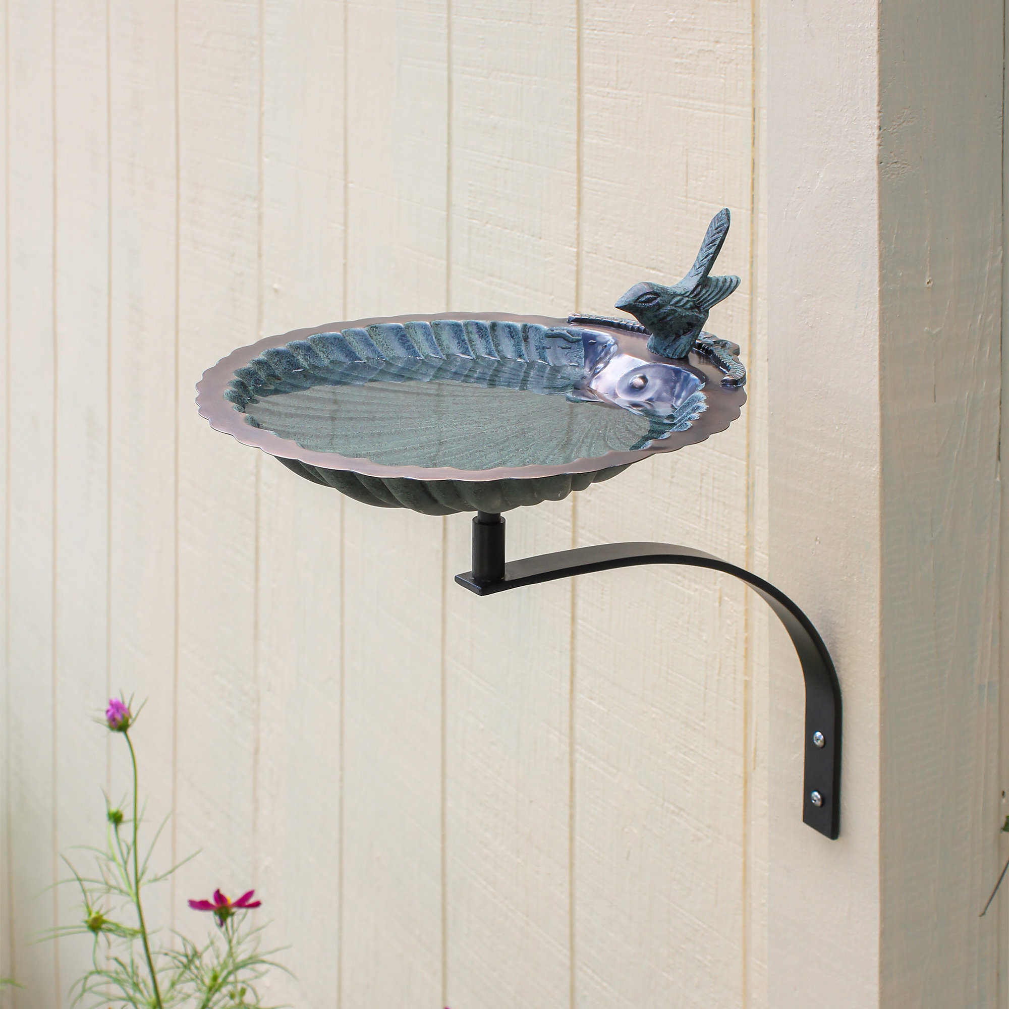 Charlton Home Bain d'oiseaux à coquille festonnée avec support mural et ...