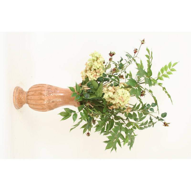 Hortensias verts roses avec églantier dans un vase en terre cuite