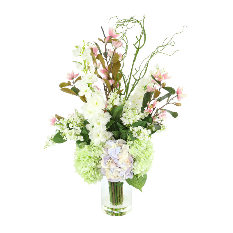 Centre de table floral avec hortensias, magnolias et lilas