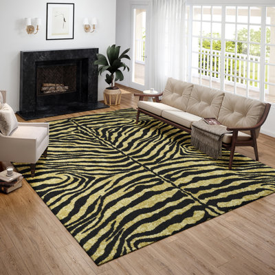 Tapis doré à motif animalier