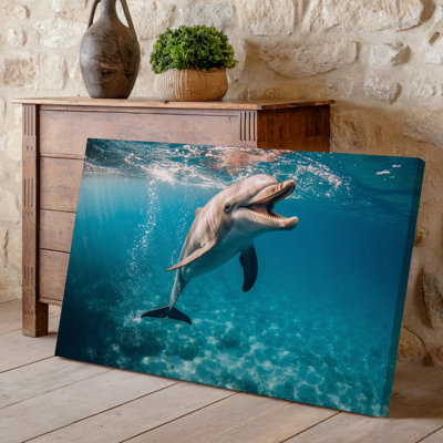 Toile, un dauphin vivant qui viole la surface de l'eau turquoise turquoise, son corps brillant et illuminé