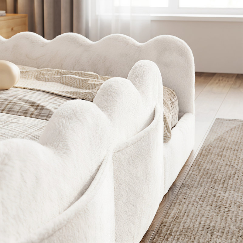Lit de sol Montessori Varelon Luxe recouvert de fourrure de lapin, avec barrières de sécurité festonnées et poches latérales