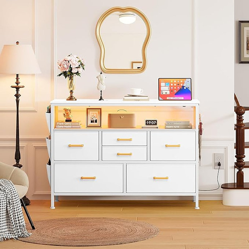  Commode télé pour téléviseur 45 po, commode 6 tiroirs avec prise de courant et lumière DEL, commode large avec poignée en métal, commode blanche avec tablettes et finition pu