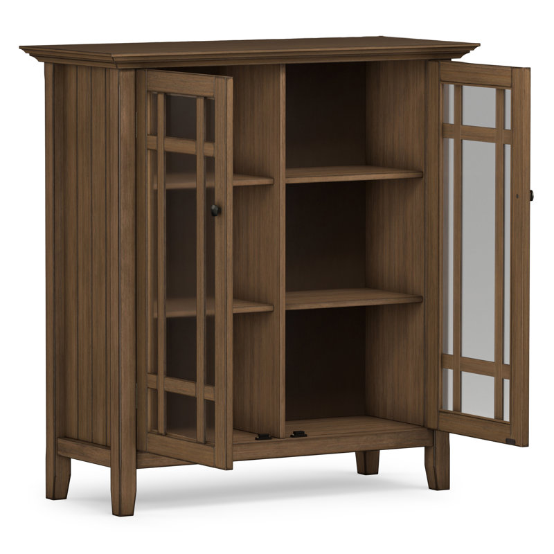 Vitrine moyenne en bois massif de 39 po Bedford avec portes en verre et tablettes réglables Bedford, Brun naturel rustique