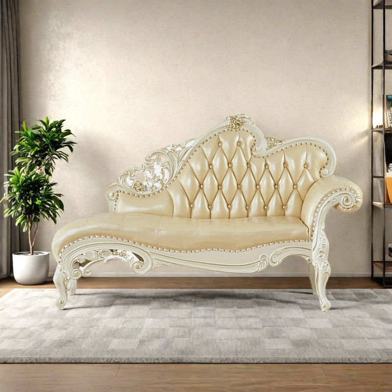 Chaise sculptée en bois massif, Orienté à droite