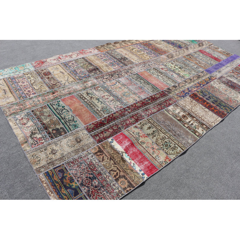 Le tapis turc surdimensionné rouge ajoute un attrait rétro à votre décor de salon ou de chambre à coucher