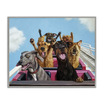 Chiens qui parcourent des montagnes russes avec parc d'attractions