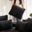 Canapé rembourré moderne, canapé semi-circulaire avec cinq coussins décoratifs pour la chambre à coucher, le salon-134063499