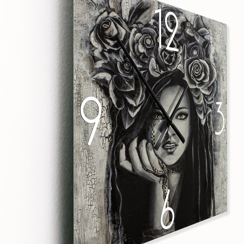 Horloge murale Portrait d'une jeune femme avec des fleurs III, Grand