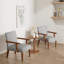 Deux chaises d'appoint avec une table ronde en bois