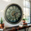 Horloge murale avec engrenages en mouvement de The GEARS