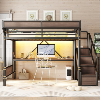 Grand lit mezzanine en métal industriel avec bureau intégré et prise de courant, escalier de rangement avec armoire, paniers de rangement en panneau perforé et en filet, bande lumineuse à DEL, noir