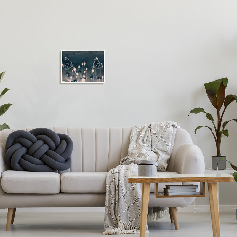«Abstract Grey Butterflies Meadow» par Kim Allen, H 11 po x l 14 po, Giclée encadrée blanc bord de mer