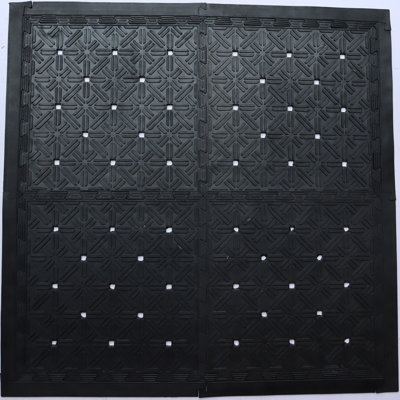 Ensemble de quatre tapis d'extérieur carrés en caoutchouc noir emboîtables