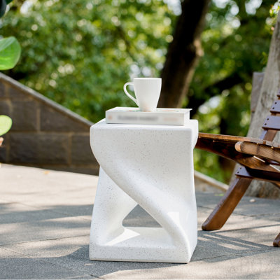 Table d'appoint d'extérieur en marbre blanc à base torsadée moderne Terrazzo-Speckled Mgo - Table de bout intérieure pour la maison, le bureau et le patio