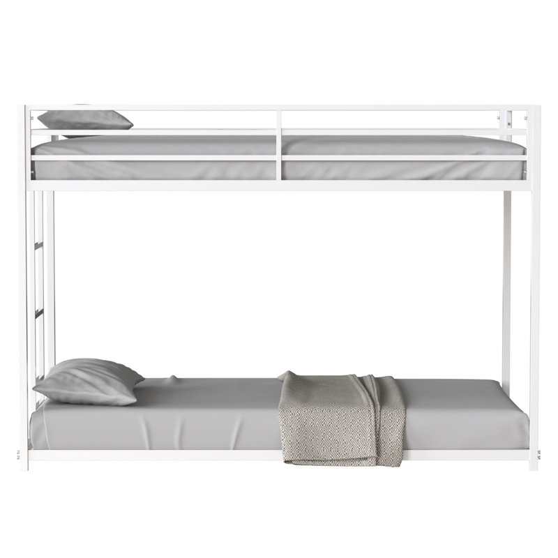 Lit simple au-dessus de métal blanc, structure, barrières de sécurité renforcées, marches confortables, barrières de sécurité à assemblage rapide pour une protection, installation interchangeable et simple