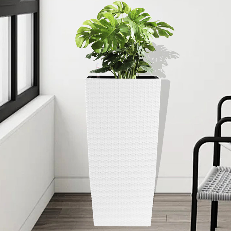 Grande jardinière carrée en plastique blanc avec arrosage automatique et circulation d'air