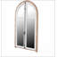 Miroir mural arqué en bois au fini blanc usé, parfait pour rehausser l'esthétique des décors rétro et modernes