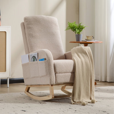 Fauteuil à bascule ergonomique en polaire Teddy à dossier haut pour l'allaitement, avec base en bois incurvée, poche latérale et repose-pieds amovible, soulage les maux de dos des mamans qui allaitent, font la sieste ou se détendent, beige.