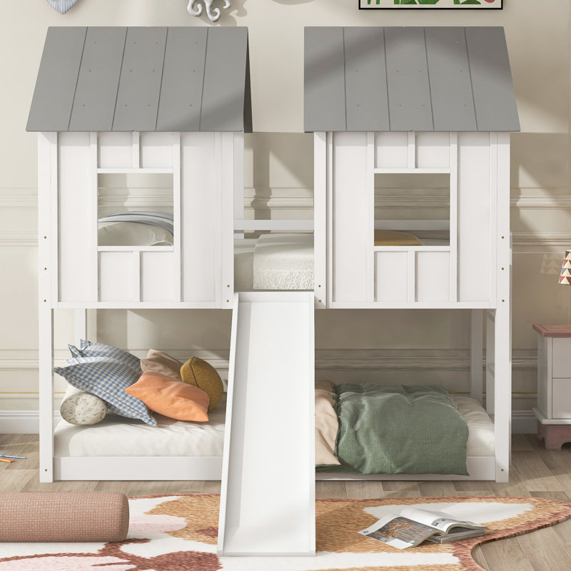Lit simple superposé au-dessus de la maison blanche - avec glissoire pour une expérience de sommeil délicieuse
