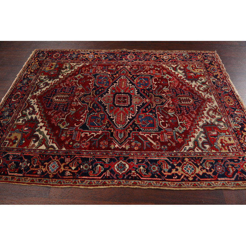 Tapis unique en laine noué à la main rouge / bleu marine / crème des années 1950 de 4 pi 11 po x 6 pi 5 po Heriz