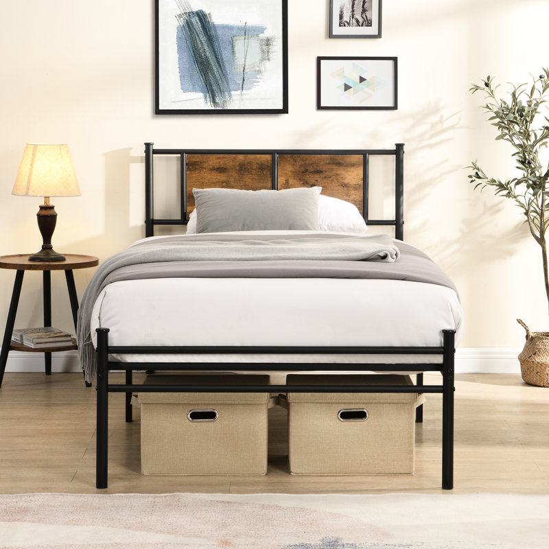 Lit simple en métal avec tête de lit décorative en bois TG