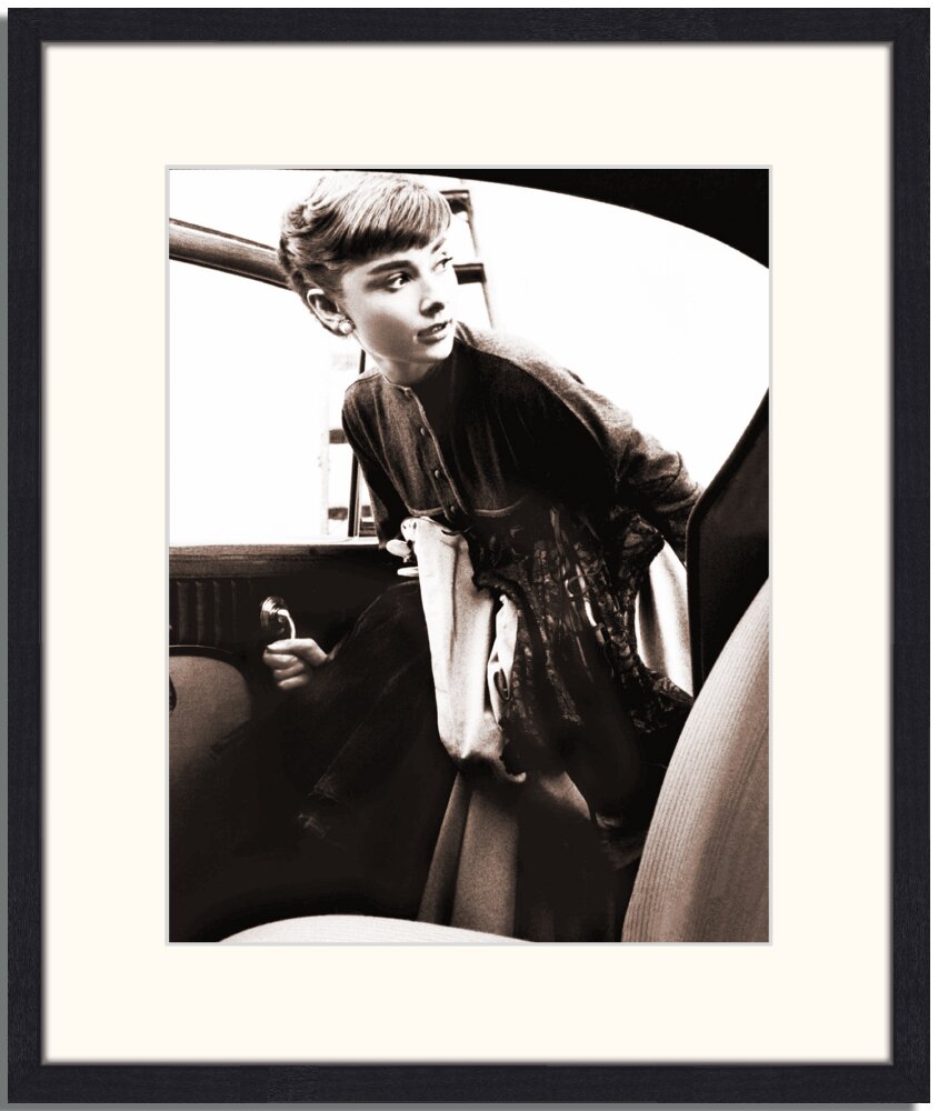 Gerahmtes Poster Audrey Hepburn am Set