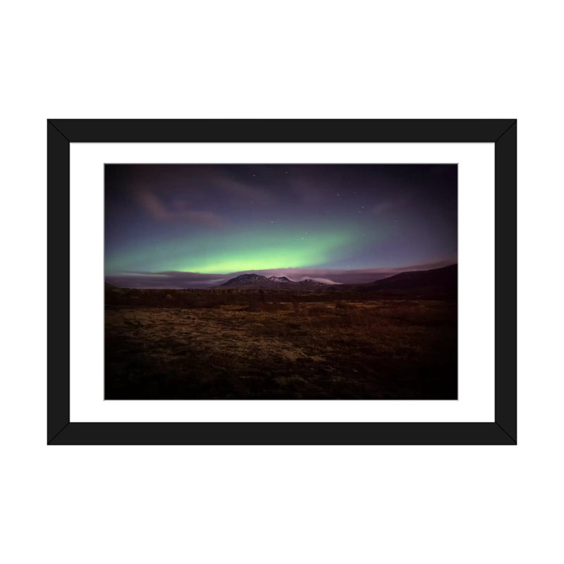 « northern lights », impression sur toile, Papier avec cadre noir, H 16 po x l 24 po x P 1 po, Blanc