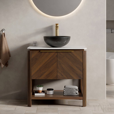 Meuble-lavabo de 30 po avec meuble-lavabo autoportant en contreplaqué avec 2 portes diagonales et tablette ouverte, lavabo en céramique à motif de pierre noire et plateau en pierre frittée blanc de Carrare, grain de bois noyer foncé