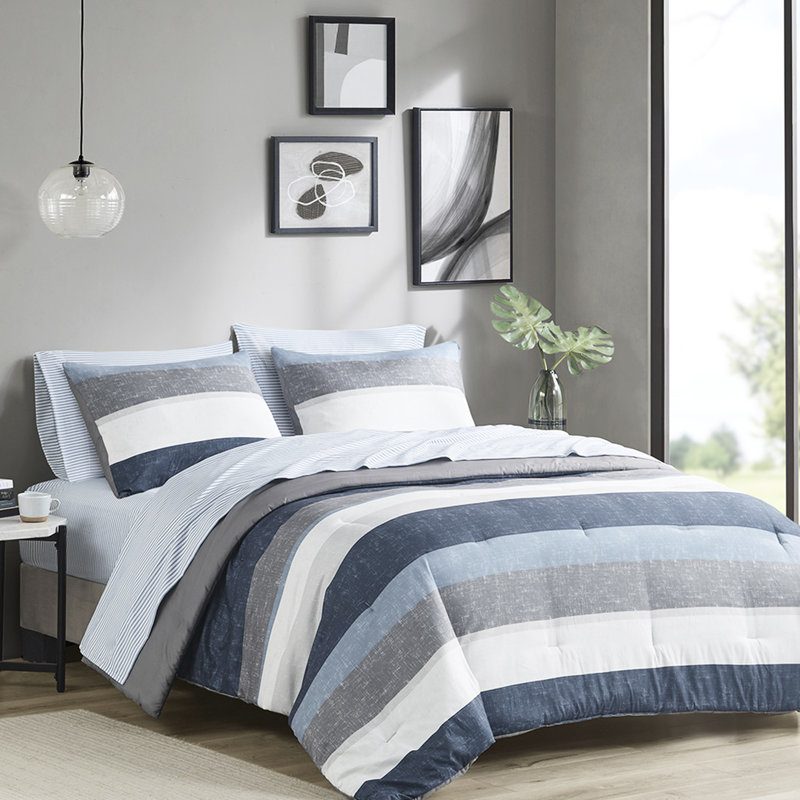 Chambre à coucher avec couette et draps rayés - Gris, bleu marine, bleu pour un style moderne. Traitement en microfibre. Étiquette pour une ambiance décontractée. Convient aux matelas jusqu'à 35 cm d'épaisseur.