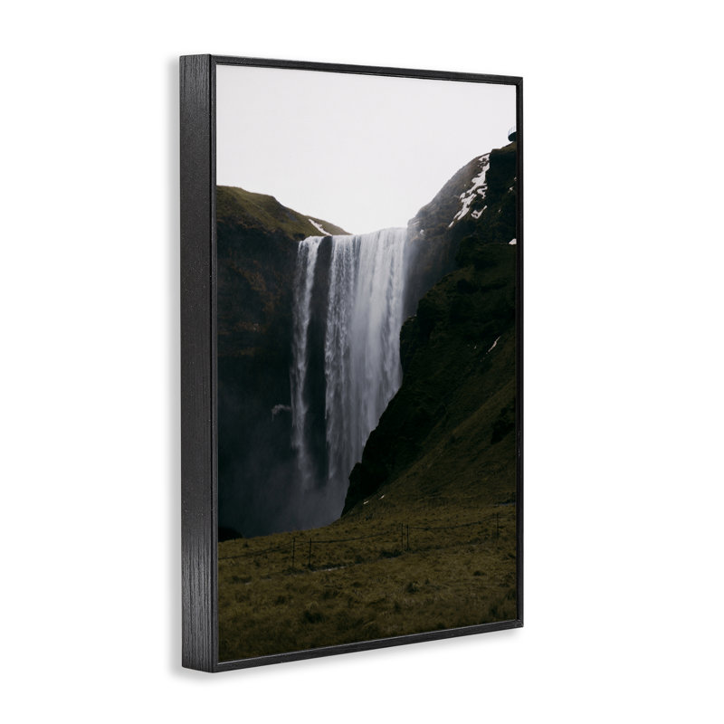 «Crashing Islandic Waterfall», estampe numérique, conception de Jade Sharp Photo, H 30 po x l 20 po