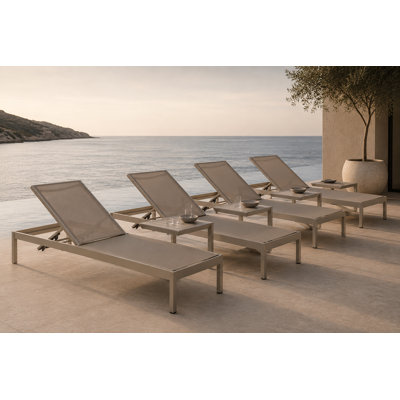 Ensemble de chaises longues d'extérieur 8 pièces Harleen - Quatre chaises longues inclinables de 76 pouces avec quatre tables d'appoint, structure en aluminium anodisé et filet à séchage rapide