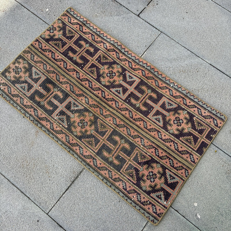 Tapis turc classique fait à la main avec un motif géométrique distinctif pour une décoration rétro