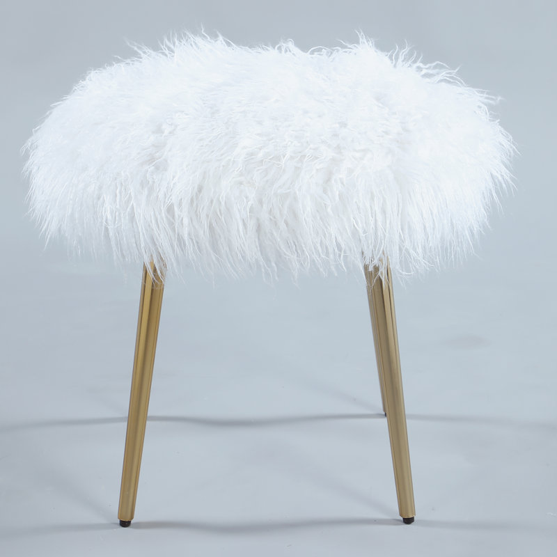 Fausse fourrure blanche exquise avec pattes or rose et détails visuels originaux