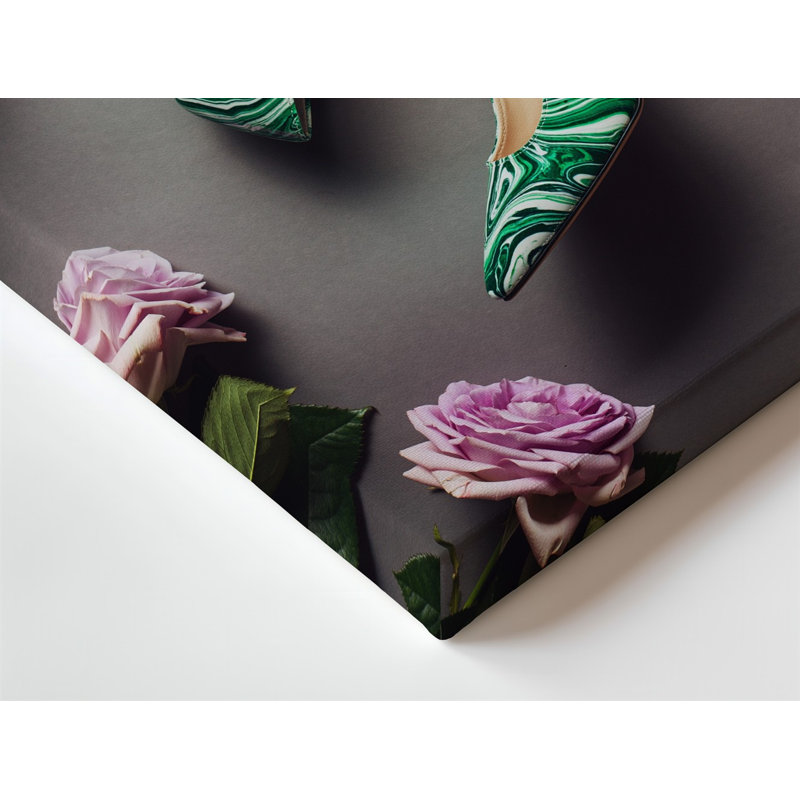 Toile à plat élégante avec une paire de talons hauts élégamment ornés d'un motif marbré vert et blanc, H 20 po x l 20 po